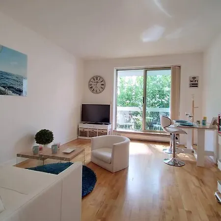 Chic Studio Champs-elysees Apartment Paris